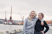 Zwei Freundinnen im Hafen freundinnen-im-hafen
